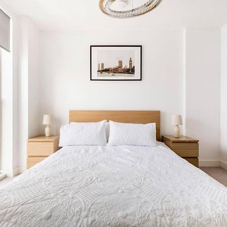 Stylish & Comfortable Top-Floor Flat In Harrow London Exterior foto