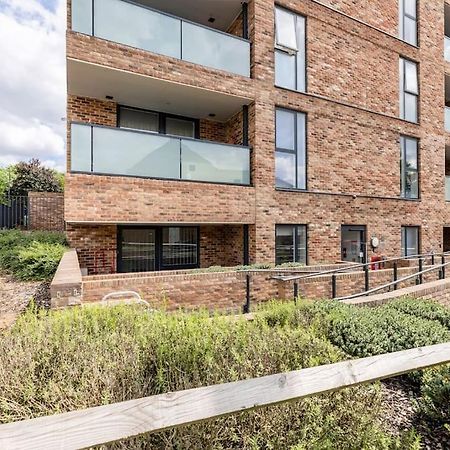 Stylish & Comfortable Top-Floor Flat In Harrow London Exterior foto
