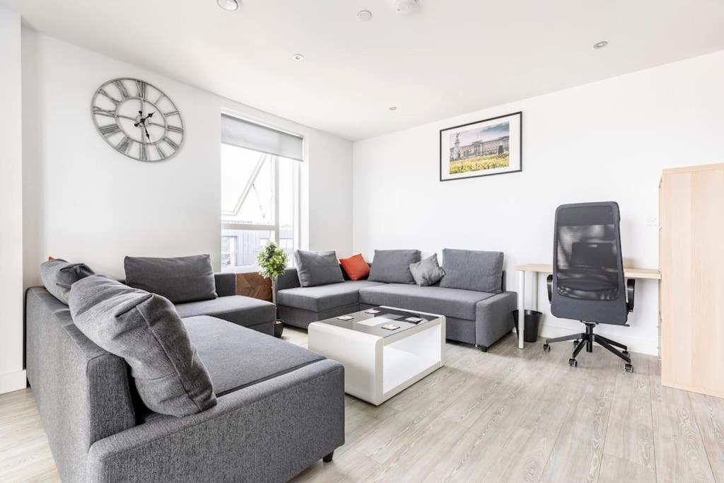 Stylish & Comfortable Top-Floor Flat In Harrow London Exterior foto
