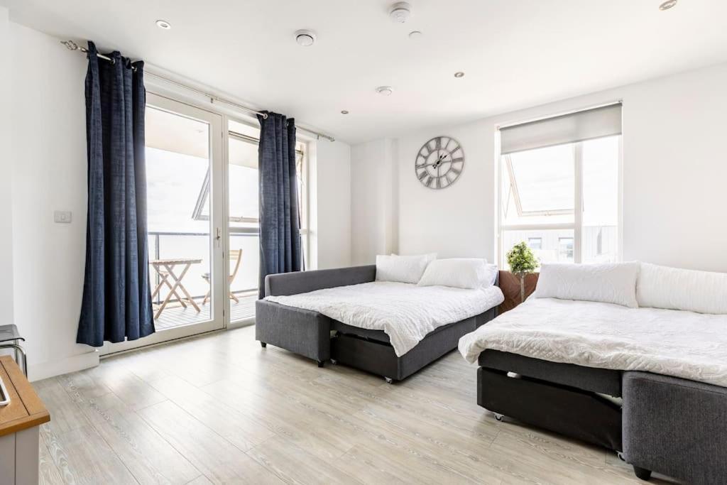 Stylish & Comfortable Top-Floor Flat In Harrow London Exterior foto