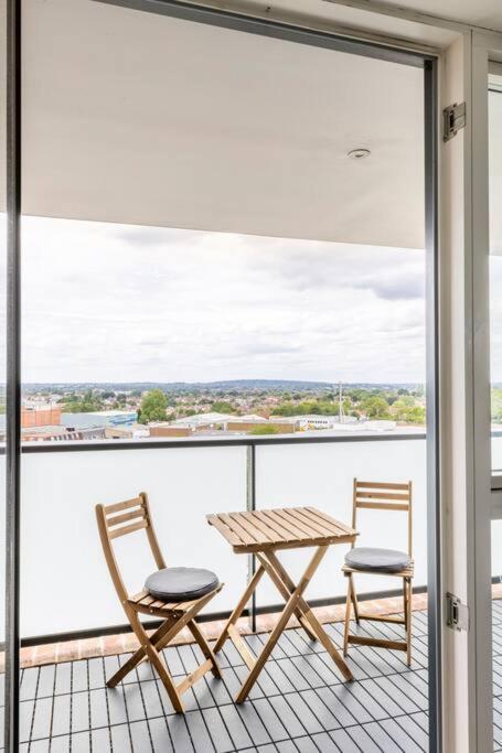 Stylish & Comfortable Top-Floor Flat In Harrow London Exterior foto