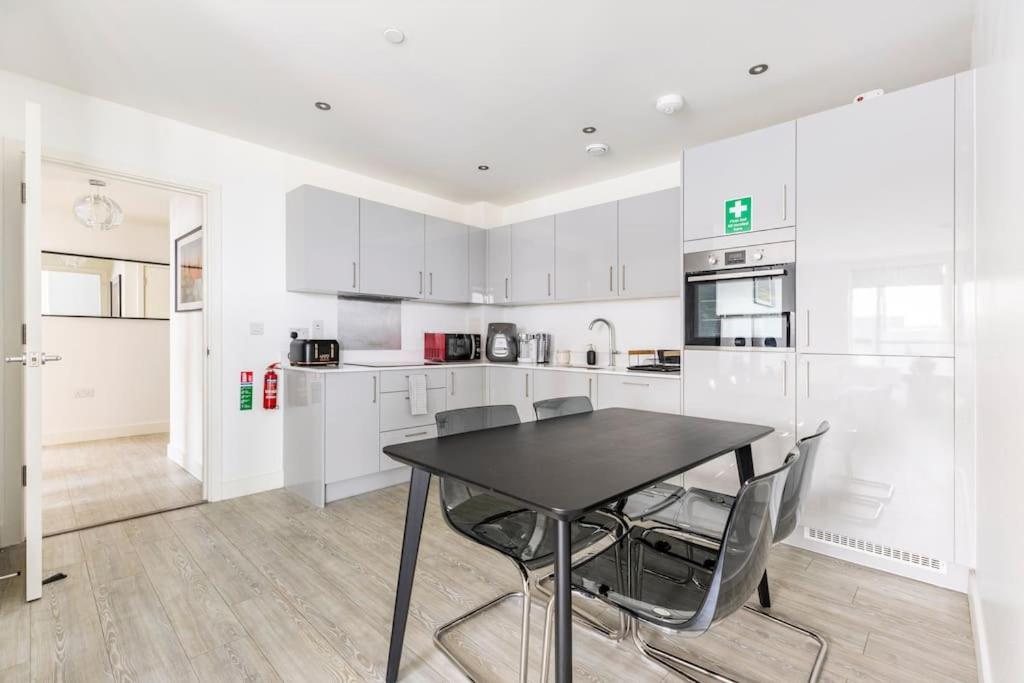 Stylish & Comfortable Top-Floor Flat In Harrow London Exterior foto