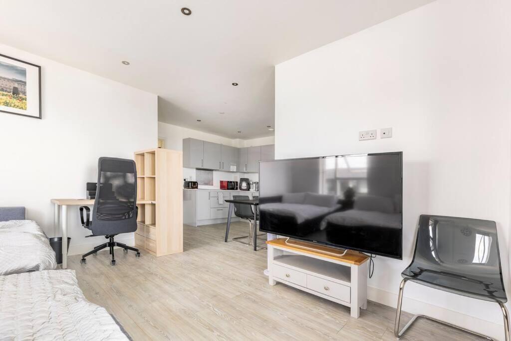 Stylish & Comfortable Top-Floor Flat In Harrow London Exterior foto