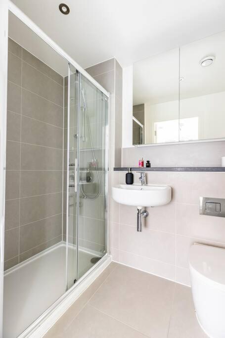 Stylish & Comfortable Top-Floor Flat In Harrow London Exterior foto