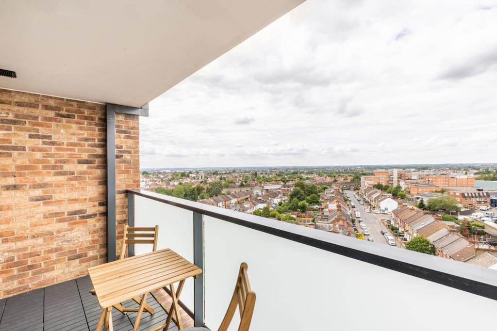 Stylish & Comfortable Top-Floor Flat In Harrow London Exterior foto