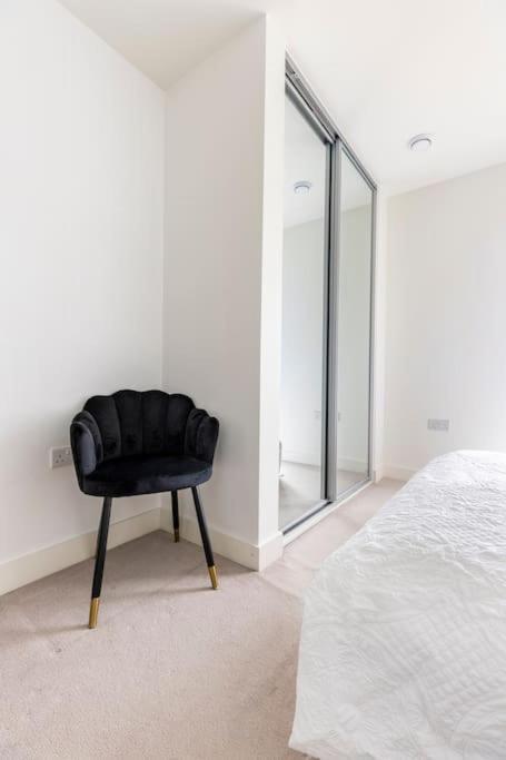 Stylish & Comfortable Top-Floor Flat In Harrow London Exterior foto