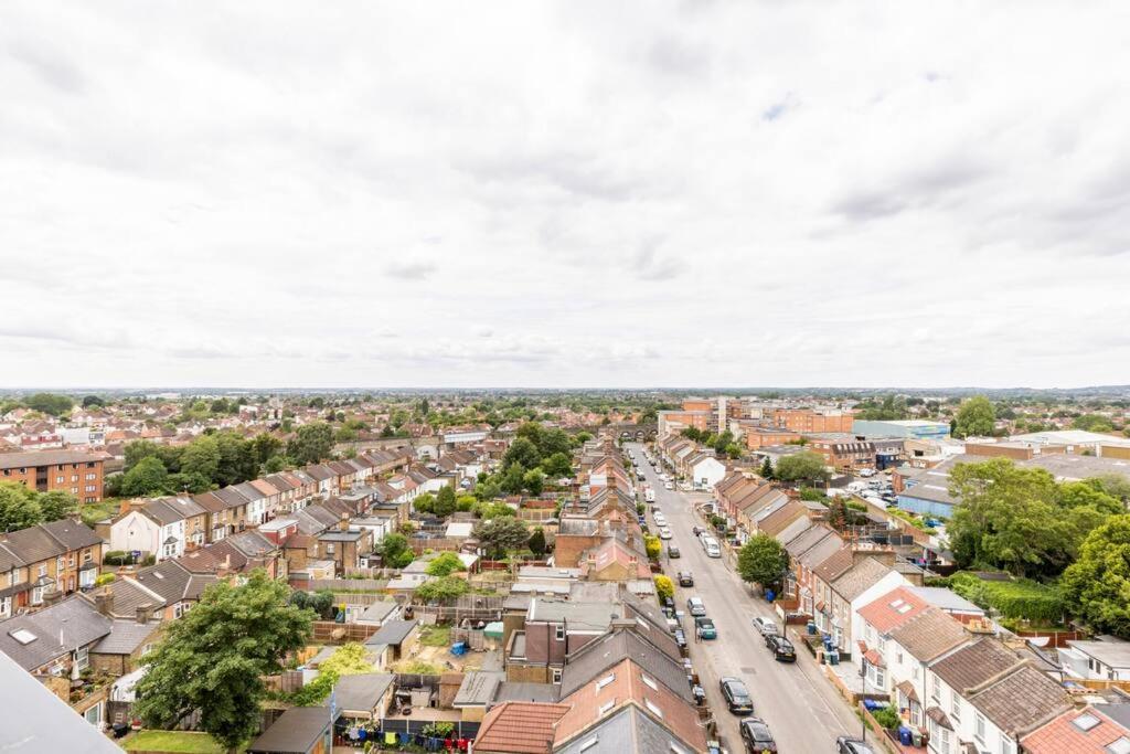 Stylish & Comfortable Top-Floor Flat In Harrow London Exterior foto