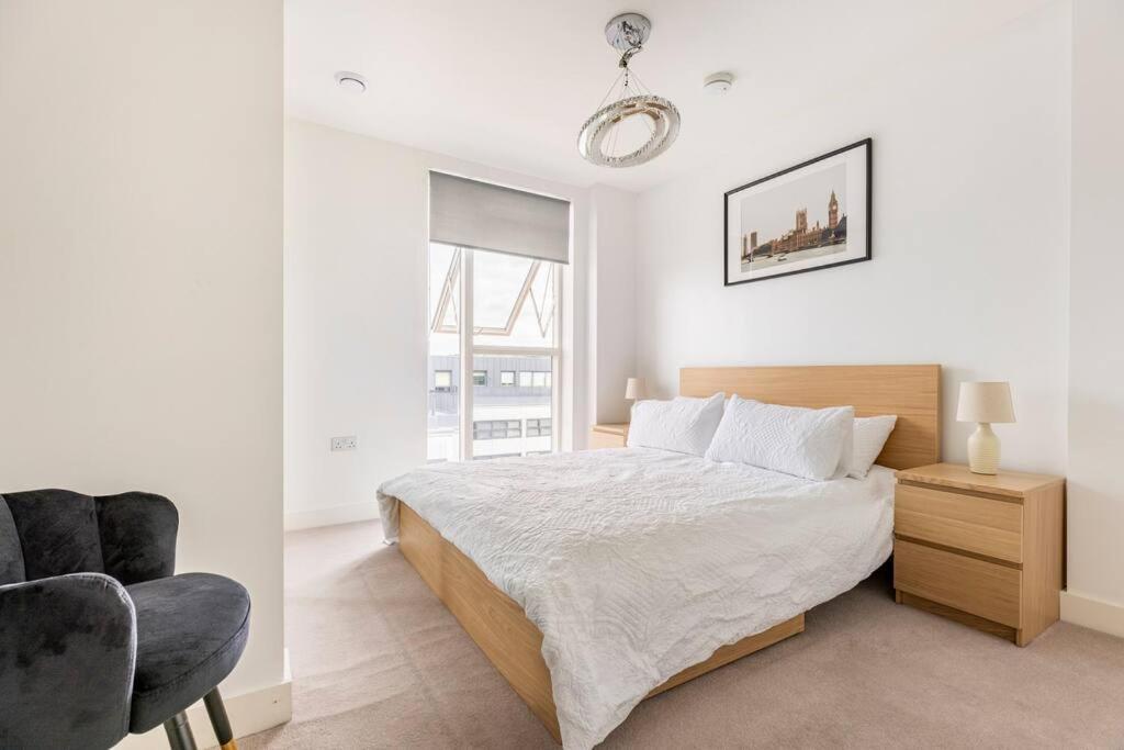 Stylish & Comfortable Top-Floor Flat In Harrow London Exterior foto