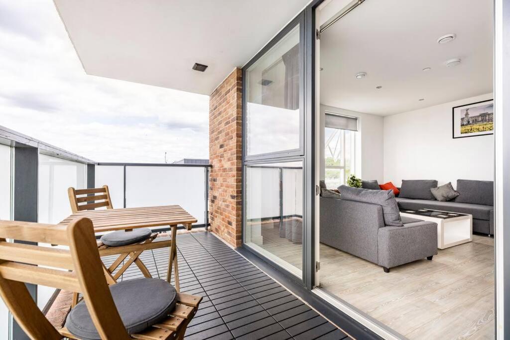 Stylish & Comfortable Top-Floor Flat In Harrow London Exterior foto