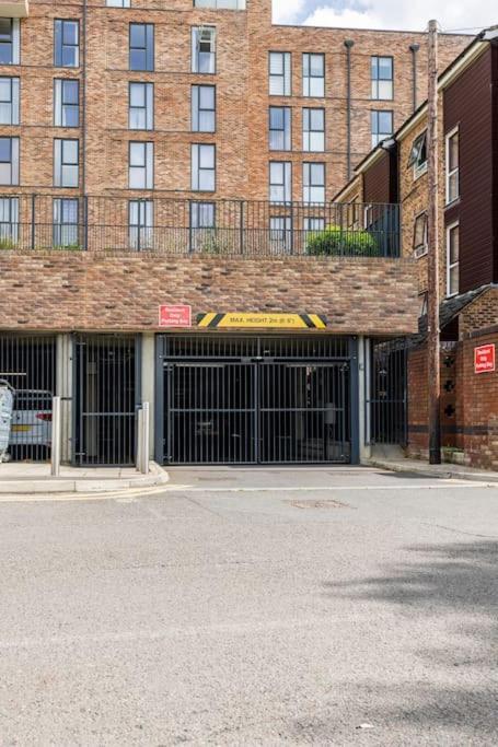 Stylish & Comfortable Top-Floor Flat In Harrow London Exterior foto