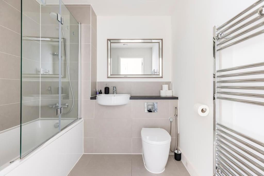 Stylish & Comfortable Top-Floor Flat In Harrow London Exterior foto