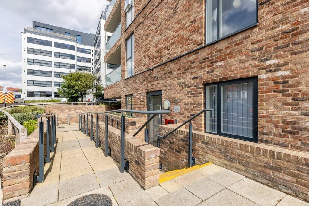 Stylish & Comfortable Top-Floor Flat In Harrow London Exterior foto