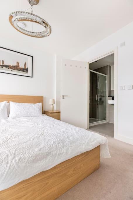Stylish & Comfortable Top-Floor Flat In Harrow London Exterior foto