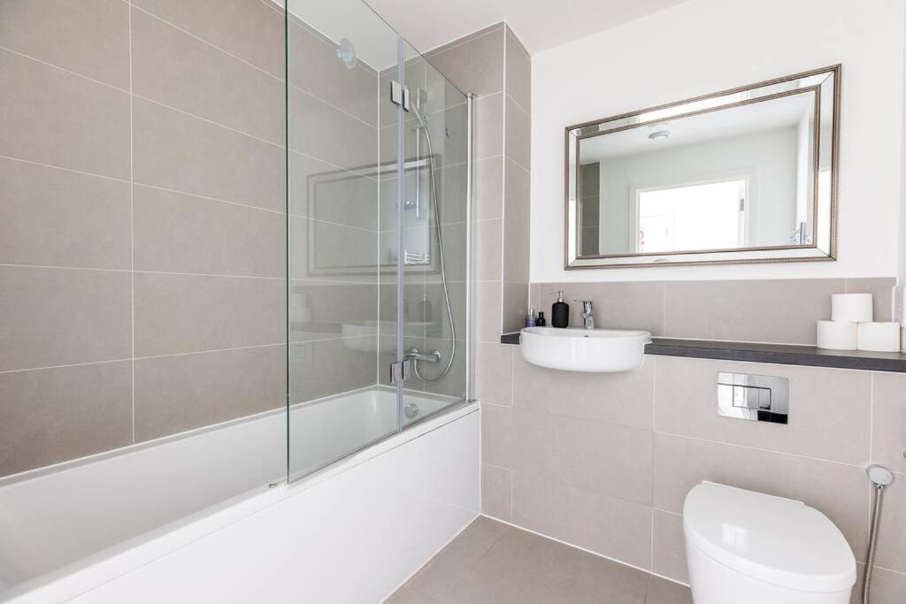 Stylish & Comfortable Top-Floor Flat In Harrow London Exterior foto