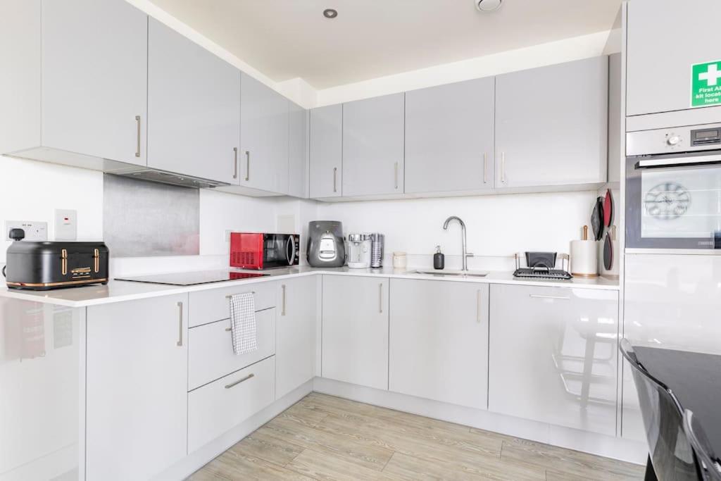Stylish & Comfortable Top-Floor Flat In Harrow London Exterior foto