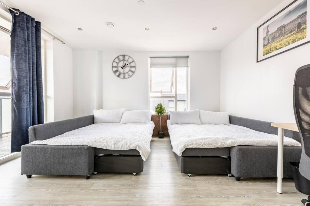 Stylish & Comfortable Top-Floor Flat In Harrow London Exterior foto