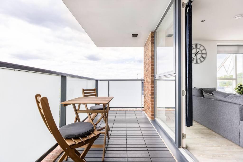 Stylish & Comfortable Top-Floor Flat In Harrow London Exterior foto